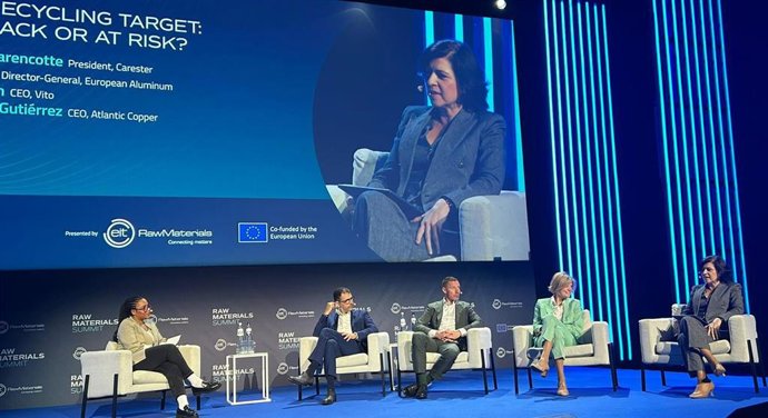 La consejera delegada de Atlantic Copper, Macarena Gutiérrez, en una mesa redonda del Raw Materials Summit 2025.