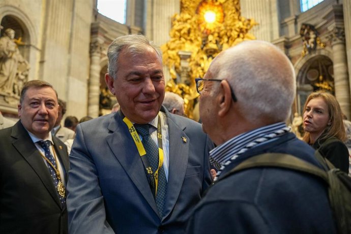 Sanz acompaña a medio millar de sevillanos en la misa del Vaticano.