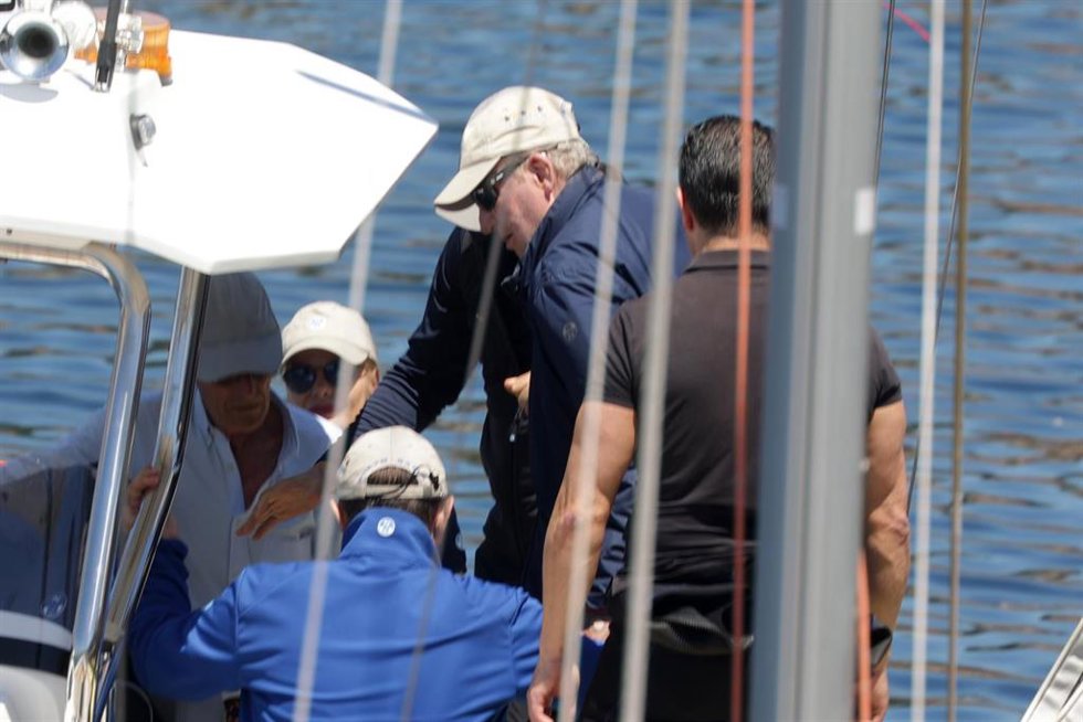 El rey Juan Carlos embarcando en el puerto deportivo, a 16 de mayo de 2025, en Sanxenxo (España).