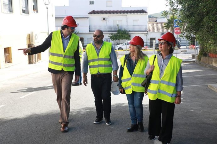 El responsable de Cooperación de la Diputación de Cádiz, Javier Bello, en una visita a obras del PFEA en San José del Valle