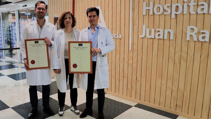 Los doctores Ignacio Pereira y José María Serratosa, especialistas en Oftalmología del Hospital Universitario Juan Ramón Jiménez, han obtenido el título FEBO.