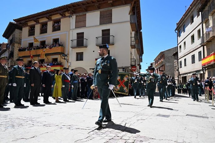 La directora de la Guardia Civil, Mercedes González, de color pistacho en la izquierda de la imagen, en el acto conmemorativo del 181 aniversario de la fundación de la Guardia Civil celebrado este viernes en la localidad turolense de Mora de Rubielos