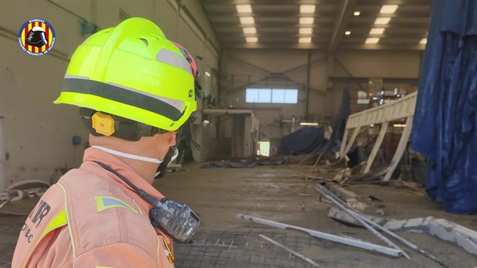 Tres treballadors ferits després d'enfonsar-se el forjat d'una nau a Torrent