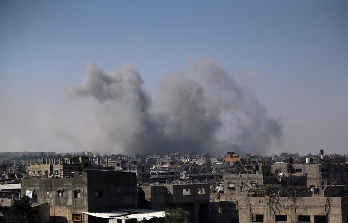 Uma coluna de fumaça após um bombardeio do exército israelense na Cidade de Gaza, no norte da Faixa de Gaza (arquivo).