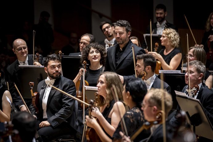 Archivo - James Gaffigan y Javier Perianes en imagen de archivo en Les Arts