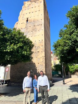 El delegado de Cultura y Deporte de la Junta en Almería, Juan José Alonso, junto a técnicos del departamento, durante una visita a los torreones del barrio de Pescadería.