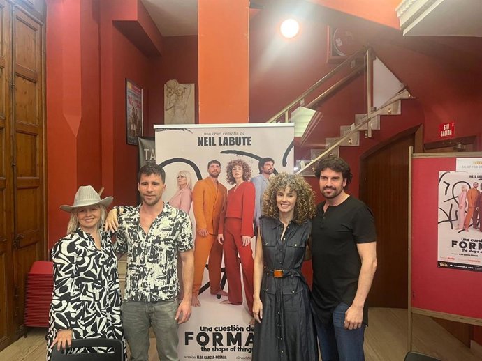 Los actores protagonistas de 'Una cuestión de formas' Esther Acebo ('La casa de Papel'), Lluvia Rojo ('Cuéntame'), Bernabé Fernández ('El Barco') y Chema Coloma ('Centro Médico') en el Teatre Talía de València.