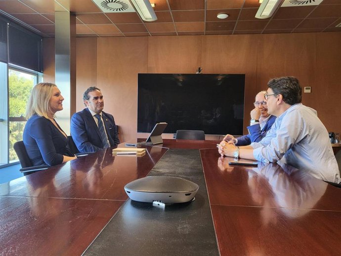 La presidenta de la Mancomunidad de Municipios del Campo de Gibraltar, Susana Pérez Custodio, ha recibido al presidente de la Mancomunidad de Municipios de la Costa del Sol Occidental, Manuel Cardeña.