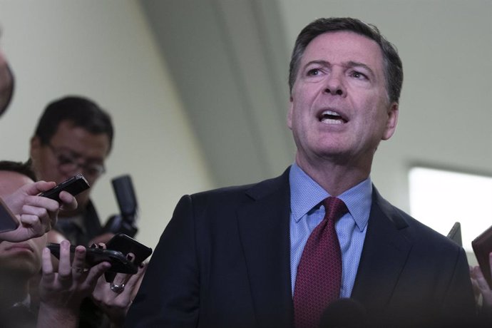 Archivo - 7 de dezembro de 2018 - Washington, Distrito de Columbia, Estados Unidos da América - O ex-diretor do FBI James Comey fala com repórteres no Longworth House Office Building no Capitólio em Washington, DC, em 7 de dezembro de 2018. Comey falou co