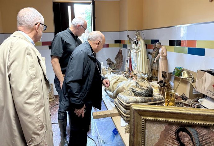 Archivo - Arxiu - Imatge de la visita de l'Arquebisbe de València i el Cardenal Czerni a Picanya després de la dana