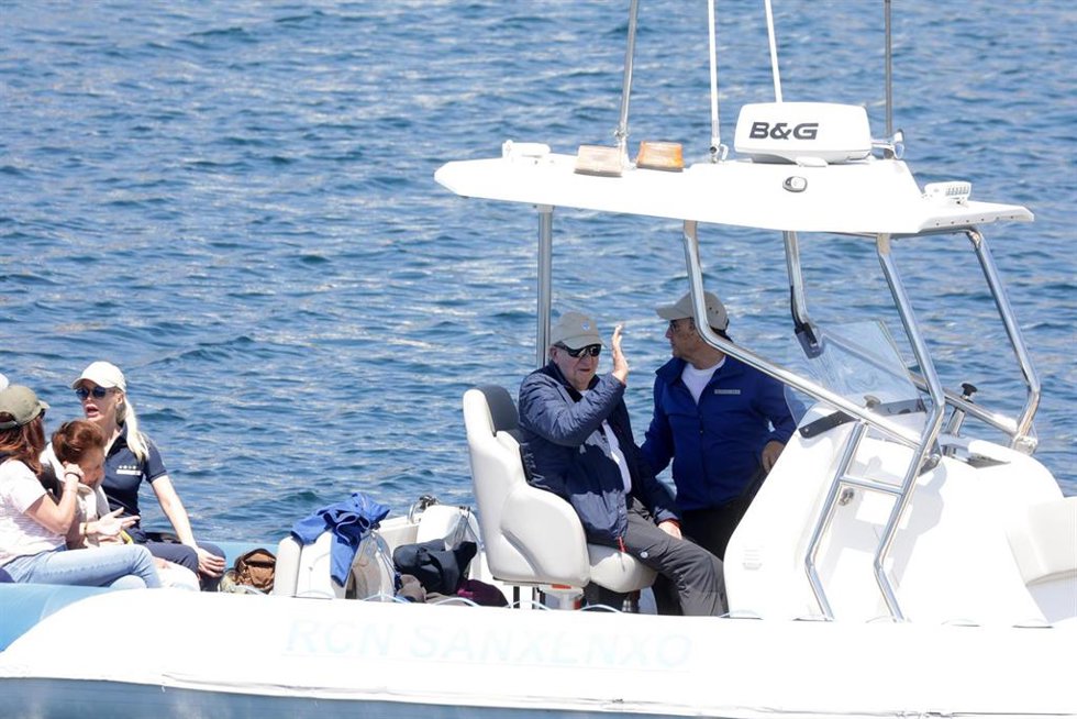 Doña Margarita, Cristina Franze, el rey Juan Carlos y Pedro Campos embarcando en el puerto deportivo FAMOSOS;REALEZA;PUERTO;BARCO;COCHE 16/5/2025