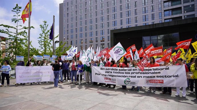 Concentración convocada por sindicatos frente a Valdecilla