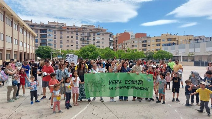 Concentración del AFA del CEIP Pràctiques de Palma contra la división del centro.
