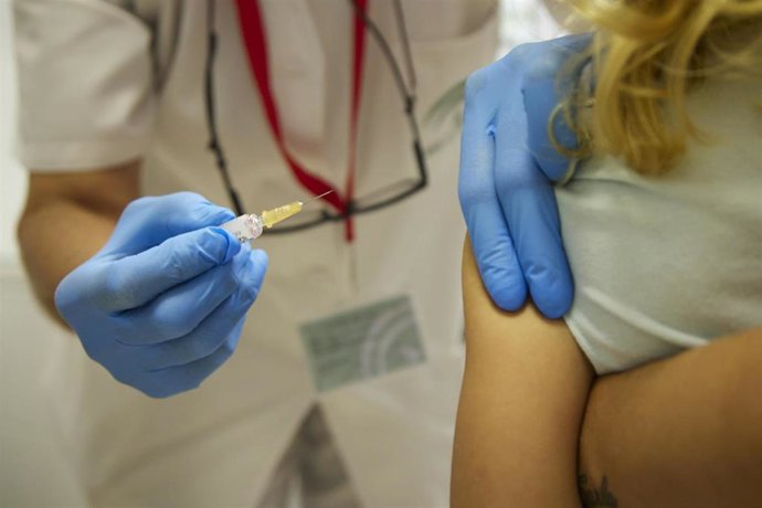 Archivo - Detalle de la jeringa donde le van a inyectar la vacuna.