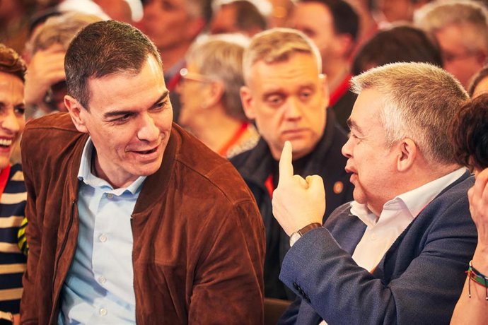 Archivo - ) El secretario general del PSOE y presidente del Gobierno de España, Pedro Sánchez  y el secretario de Organización del PSOE, Santos Cerdán en un acto de partido.