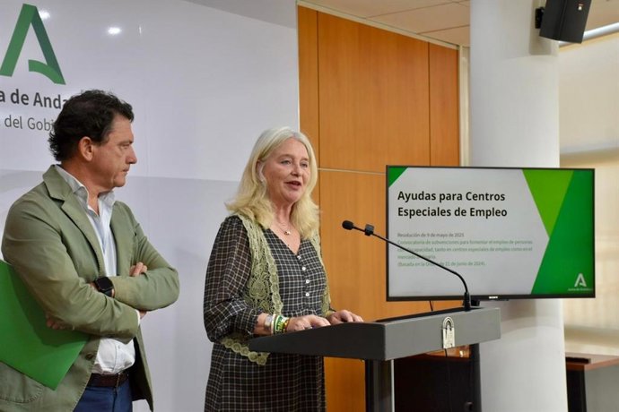 Mercedes Colombo con Daniel Sánchez en rueda de prensa.