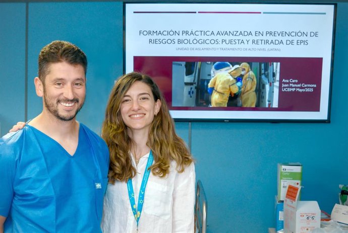 Profesionales de la Unidad de Aislamiento del Virgen del Rocío forman a otros en el manejo de infecciones altamente infecciosas.