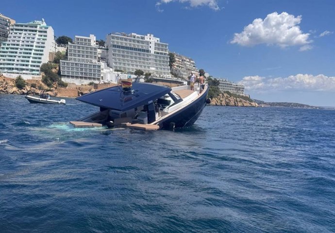 Rescatados los cuatro tripulantes de un yate que se ha hundido en Magaluf