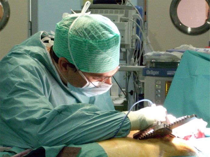 Archivo - Médico operando