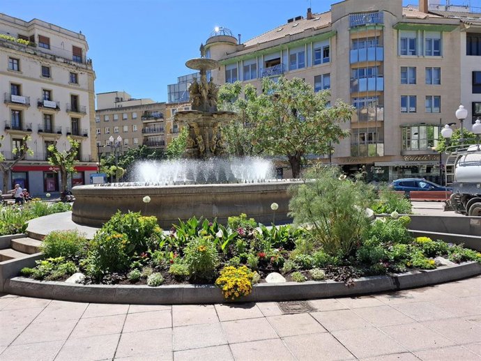 Plaza de Navarra de Huesca con adornos florales