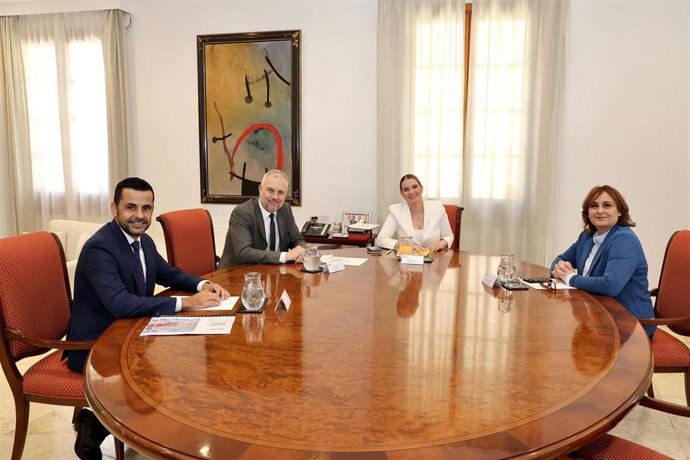 La presidenta del Govern, Marga Prohens, reunida con representantes de Mapfre.