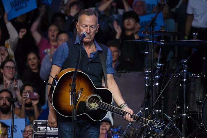 Archivo - October 28, 2024, Philadelphia, New York, USA: Bruce Springsteen performs at a rally with former president Barack Obama and John Legends for Vice President Kamala Harris at Temple University in Philadelphia on Monday October 27, 2024