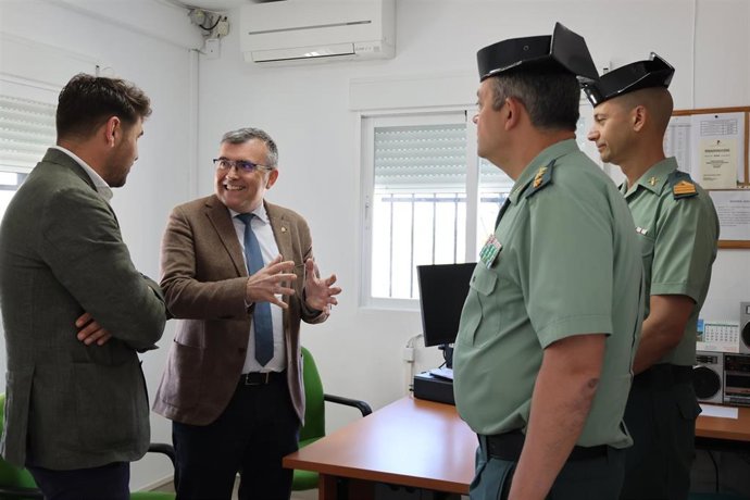 El subdelegado del Gobierno en Granada, José Antonio Montilla, departe con al alcalde de Huétor Santillán, José Carlos Ortega, en la inauguración de las mejoras del cuartel de la Guardia Civil en presencial del coronel jefe, Francisco Javier Arteaga
