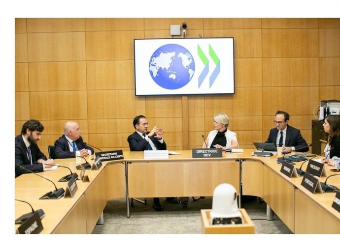 ​El ministro de Asuntos Exteriores, Unión Europea y Cooperación, José Manuel Albares, durante la reunión con el clúster de desarrollo de la OCDE, el 16 de mayo de 2025, en París (Francia).