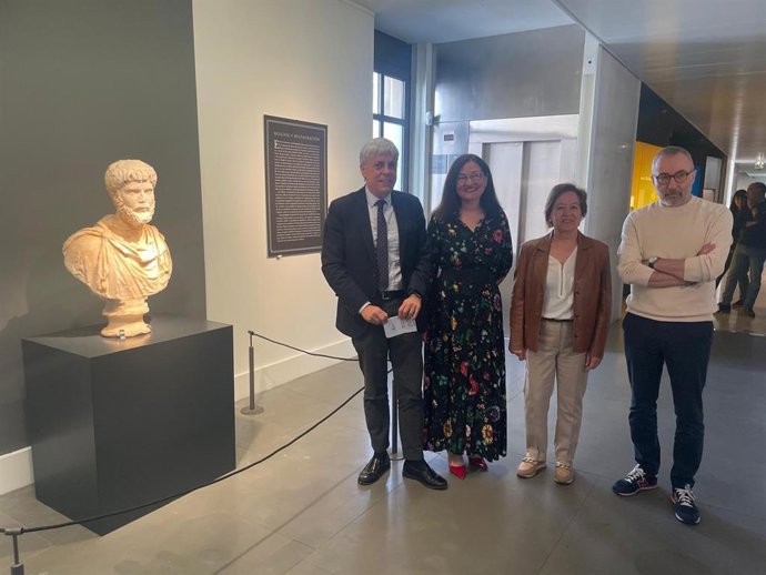 El delegado territorial de la Junta en León, Eduardo Diego (primero por la izquierda) y el director del Museo de León, Luis Grau (primero por la derecha), en la presentación del busto romano de Quintana del Marco.