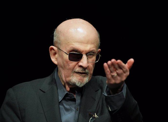Archivo - FILED - 16 May 2024, Berlin: British author Salman Rushdie, at the Deutsches Theater during a photocall before the reading of his book "Knife. Two and a half years after the attack on Indian-born British writer Salman Rushdie, a jury in the US h