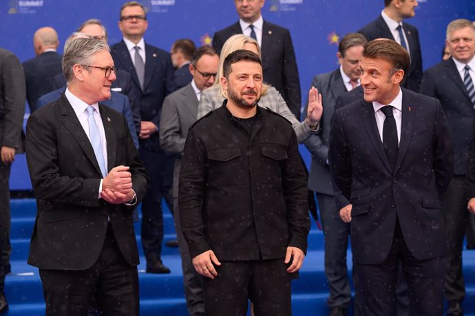 16 May 2025, Albania, Tirana: (L-R) UK Prime Minister Sir Keir Starmer, Ukrainian President Volodymyr Zelensky and French President Emmanuel Macron stand for the family photo at the European Political Community (EPC) summit. Photo: Leon Neal/PA Wire/dpa