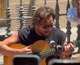 Manuel Carrasco en la Plaza del Salvador en Sevilla.