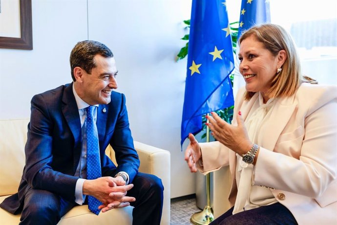El presidente de Andalucía, Juanma Moreno, y la presidenta del Parlamento de Canarias, Astrid Pérez, en una reunión en Bruselas acerca del papel de las regiones europeas