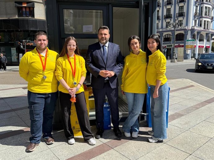 Miembros del Ayuntamiento de León y de Ecoembes en el inicio de la campaña de reciclaje ‘Movimiento imparable’