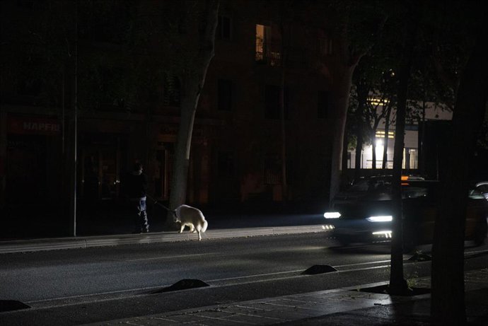 Las calles de la ciudad sin luz durante el apagón, a 28 de abril de 2025, en Barcelona