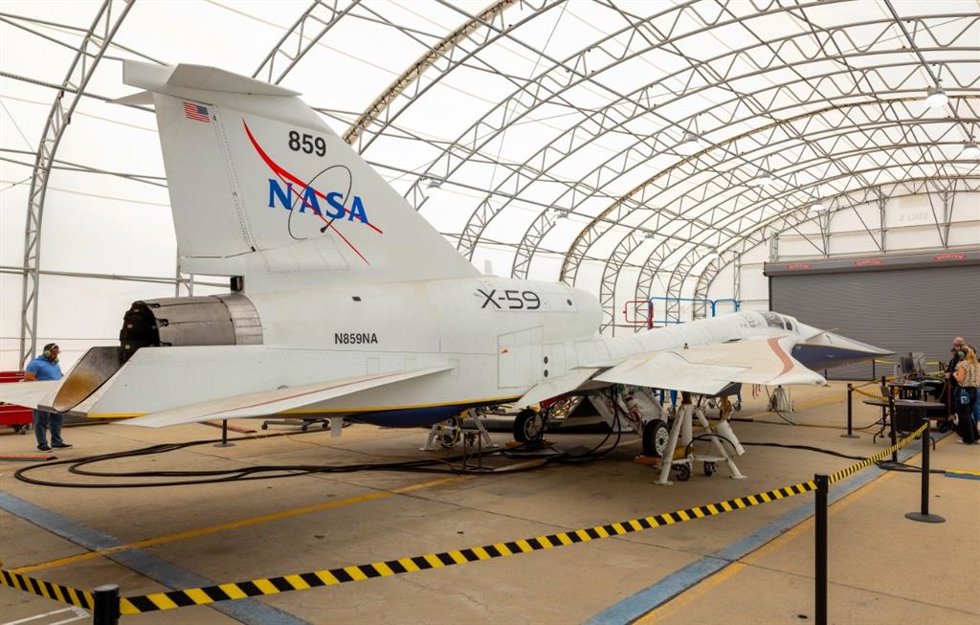 El avión de investigación supersónico silencioso X-59 de la NASA se ve durante las pruebas de sus sistemas de "pájaro de aluminio" en las instalaciones Skunk Works de Lockheed Martin en Palmdale, California.