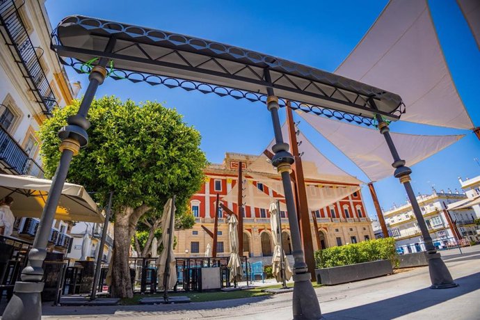 Veladores en la Plaza del Rey de San Fernando.