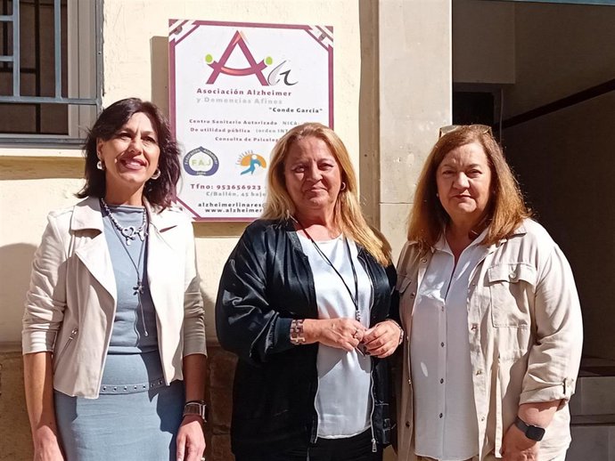 Hidalgo (centro) en su visita a la Asociación de la Federación de Alzheimer en Linares