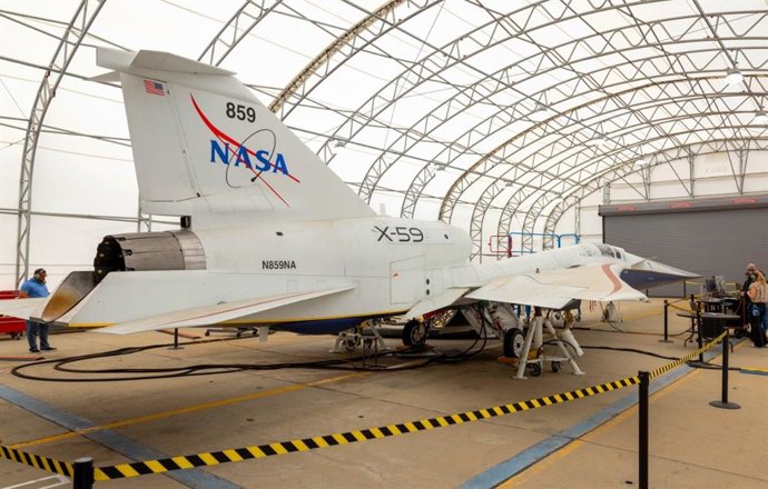 A aeronave de pesquisa supersônica, silenciosa e supersônica X-59 da NASA é vista durante o teste de seus sistemas de "pássaro de alumínio" nas instalações da Lockheed Martin's Skunk Works em Palmdale, Califórnia.
