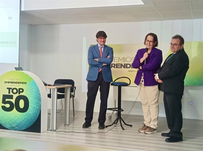 Escacena (izda.) y Torrent (cento), durante la entrega de los XII Premios Emprendemos en Córdoba.