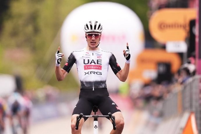 El ciclista español Juan Ayuso celebra su victoria en la 7ª etapa del Giro de Italia 2025