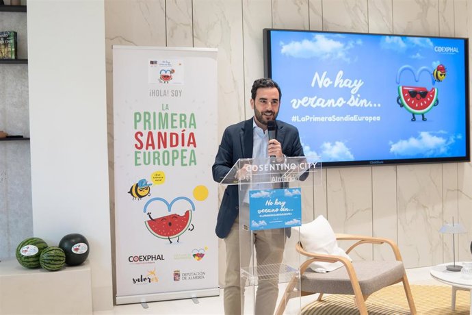 El diputado de Promoción Agroalimentaria de Almería, Carlos Sánchez, durante la presentación de la campaña 'La Primera Sandía Europea' en Cosentino City Almería.