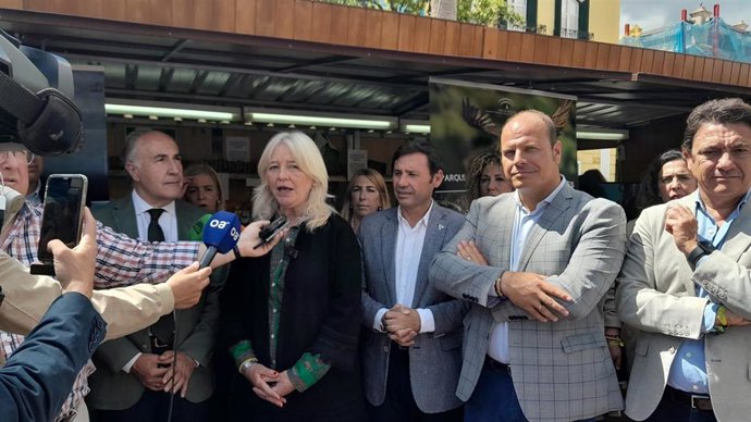 La delegada de la Junta en Cádiz, Mercedes Colombo, y el subdelegado de la Junta en el Campo de Gibraltar, Javier Ros, presentan la Feria de los Parques Naturales de Cádiz