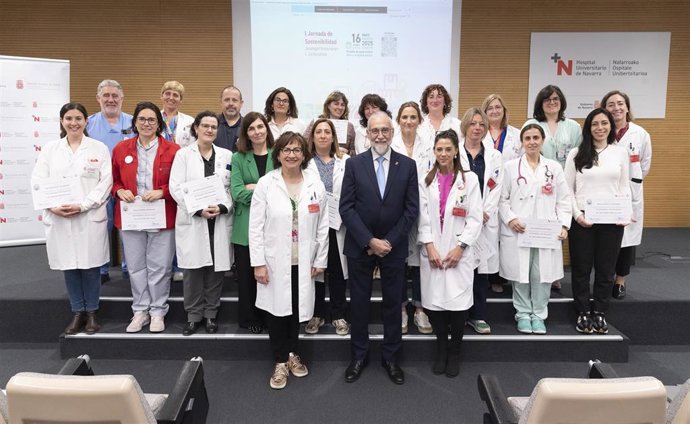 El consejero Domínguez junto a representantes del HUN y las personas reconocidas como eco-embajadores/as del hospital.