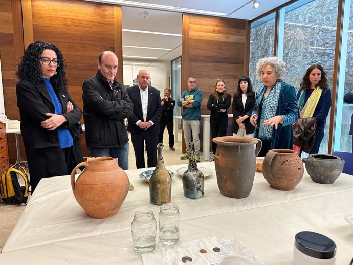 Vanessa Gutiérrez, a la izquierda