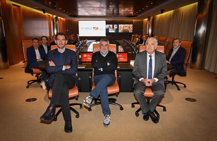 Archivo - Rodríguez Uribes y el Consejo Asesor del Deporte Español