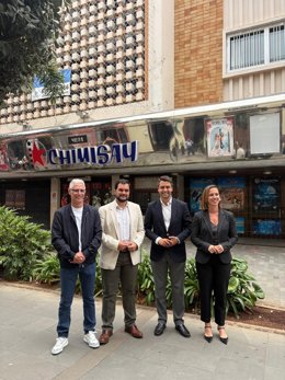 El alcalde del Puerto de la Cruz, Leopoldo Afonso (c), delante del Cine Chimisay