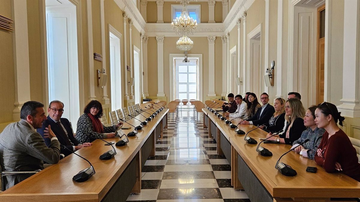 Rafael Mateos recibe a empresarios chinos interesados en abrir una fábrica de vehículos eléctricos en Cáceres