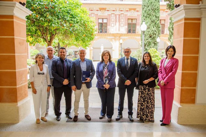 María Dolores García, presidenta de la UCAM, y Javier Cánovas, director general de la Fundación UAPO, han rubricado en el Campus de Los Jerónimos el acuerdo