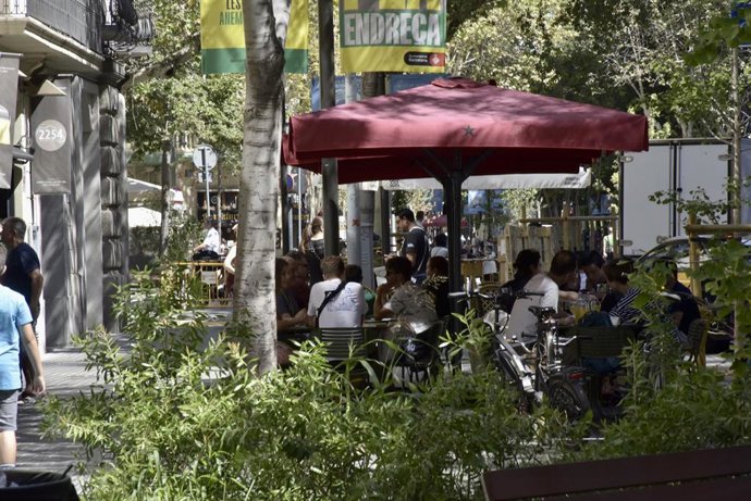 Archivo - Una terraza de un bar en la calle Consell de Cent de Barcelona.
